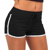 Moderiktiga kontrastfärgade sportshorts med midjedragsko