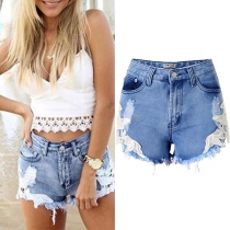 Moderiktiga jeansshorts med spetsdetaljer och medelhög midja