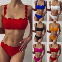 Sexigt lågt midjemönstrat bikiniset med vågkant och ryggfri design