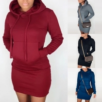 Modefärgad långärmad huva med slimmad passform Sweatshirtklänning (mindre storlek)