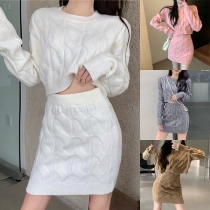 Tvådelad outfit med enfärgad långärmad tröja och kjol