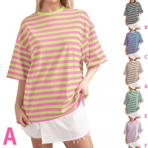 Kontrastfärgade kortärmade randiga t-shirts med rund hals