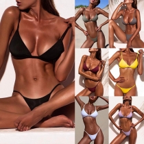 Attraktiva bikiniset med enfärgad design to låg midja
