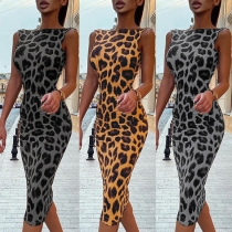 Ärmlös sommarklänning med slim fit och leopardmönster