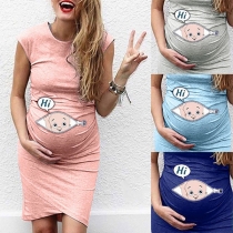 Söt tecknad mammaklänning med ärmlös design och rund hals