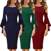 Elegant enfärgad klänning med trumpetärm och rund hals - Slim Fit