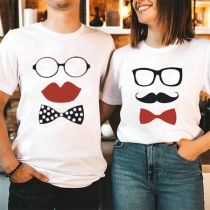 Söt rundhalsad T-shirt med korta ärmar och rosettglasögonmönster