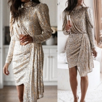 Mode långärmad klänning i sequins med oregelbunden fåll och slim fit