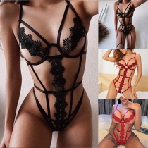 Sexiga tredelade underkläder med vacker spets och sensuell utskärning.