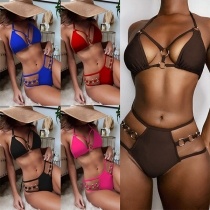 Sexig bikini-set med enfärgad utskärning och kedjedetalj i halterneck-stil