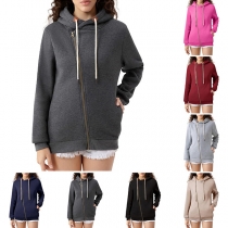 Enfärgad hoodie med diagonal dragkedja och långa ärmar