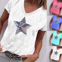 Fashion T-shirt with Short Sleeves and V-neck, adorned with Sequin Star - Kortärmad T-shirt med V-ringad och gnistrande stjärndetalj.