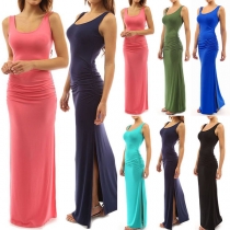 Enfärgad, ärmlös maxidress med slit och rund hals