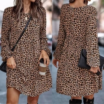 Långärmad sweatshirtklänning med leopardmönster och rund hals
