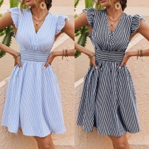 Kortärmad randig klänning med sexig off-shoulder båthals