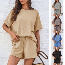 Sexigt set med sneda axlar och korta ärmar i enfärgad t-shirt + shorts