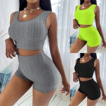 Tvådelad enfärgad ärmlös sport-crop top och shorts