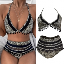 Sexigt bikiniset med hög midja och leopardstryck, dekorerat med hårboll och skarvad grimma