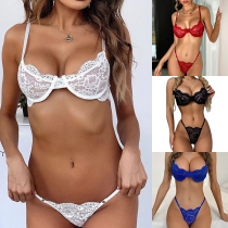 Sensuellt spetsset i genomskinligt utförande med rosettknut och matchande choker