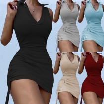 Ärmlös bodycon-klänning med sexig enfärgad V-ringning och polokrage samt dragsko i sidan