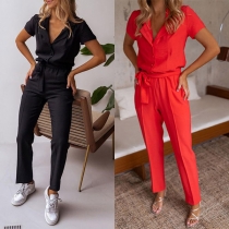 Casual jumpsuit en enfärgad design med knäppning i V-ringning