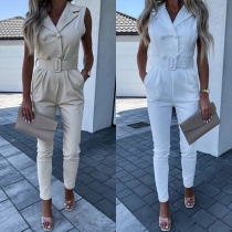 Elegant enfärgad ärmlös jumpsuit med dubbla knappar och bälte