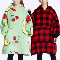 Bärbar filt Huggle hoodie för barn med rutigt tryck och framficka i lammfleece flanell