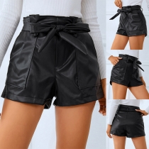 Mode enfärgade shorts i konstläder med hög midja (med bälte)