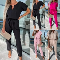 Casual enfärgad jumpsuit med utskärning och kortärmade ärmar