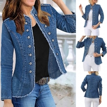 Vintage jeansjacka i gammal stil med slitad krage och knappstängning