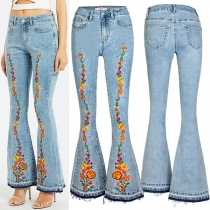 Streetstylejeans med vintageblommig brodyr, vida ben och frasig fåll i mellanhög midja