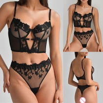 Sexigt broderat blommigt set med delvis genomskinligt material