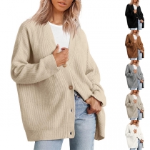 Enkel, minimalistisk och enfärgad stickad cardigan med V-ringad långärm och knappar