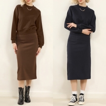 Enkel och elegant tvådelad set i enfärgat utförande för minimalistisk stil, bestående av en rundhalsad skjorta och en slitskjol.