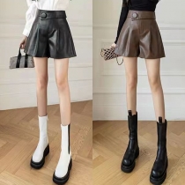 Lädershorts med hög midja i lössittande vid passform och breda ben i PU-läder ytterkläder.