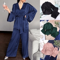 Bekväm enfärgad Loungewear-set i satin med skjorta och byxor.