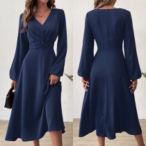 Eleganta enfärgade rynkade V-ringade långärmade midiklänningar.