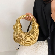 Snygg och unik damhandväska med spaghettiinspirerad design