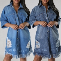Gammaltvättad denimklänning med ståkrage, armbågsärmar och fransad kant
