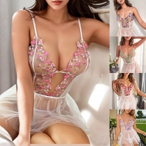 Sexig halvgenomskinlig V-ringad pyjamasklänning med blommig brodyr