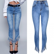 Gammalt tvättade jeans med streetmodetofs och ojämn fåll