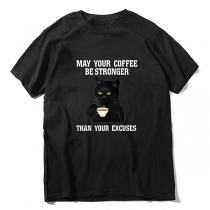 Rolig svart katt dricker kaffe på kortärmad T-shirt med rund hals
