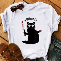 Rolig svart katt håller kniv med rund hals, kortärmad T-shirt