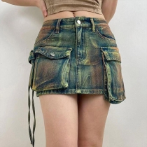 Asymmetrisk denim-minikjol med hög midja: Design i distressed look och flera fickor