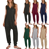 Löst jumpsuit med enfärgad v-ringad ärmlös och patchfickor