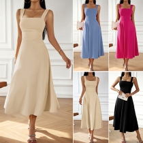 Elegant och enfärgad midiklänning med snörning i fyrkantig design