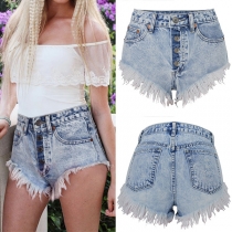 Hög midja med slitna fållar i gammal tvättad denim shorts