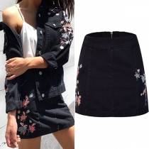 Vintage broderad blommig svart jeanskjol med dragkedja på baksidan