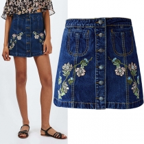Vintage denimkjol med blommigt broderi och patchfickor med framknappar