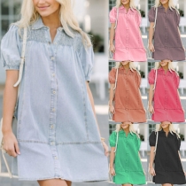 Kortärmad jeansklänning med vintage-stil och knappar framtill.